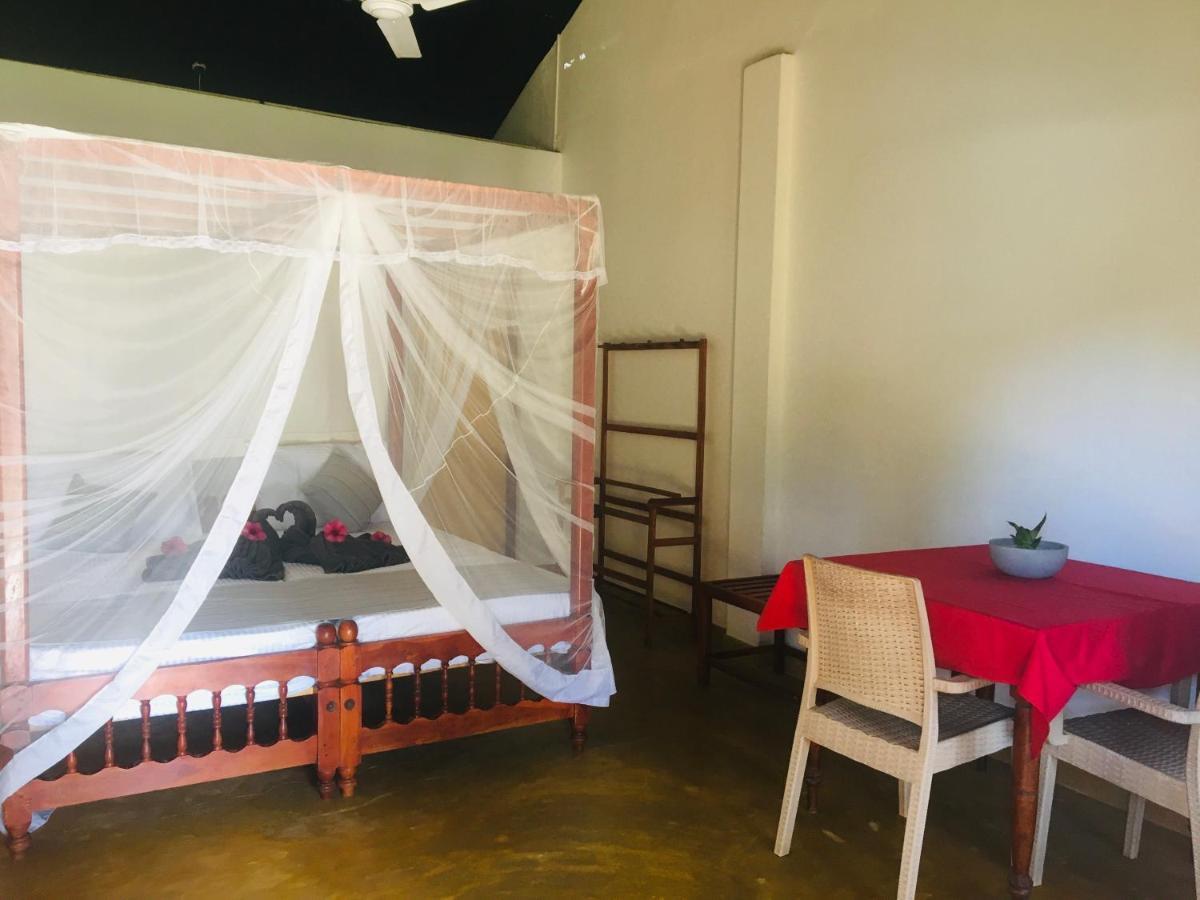 Dilena Beach Inn Tangalle Bagian luar foto