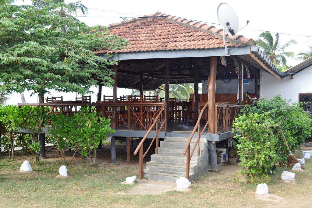 Dilena Beach Inn Tangalle Bagian luar foto