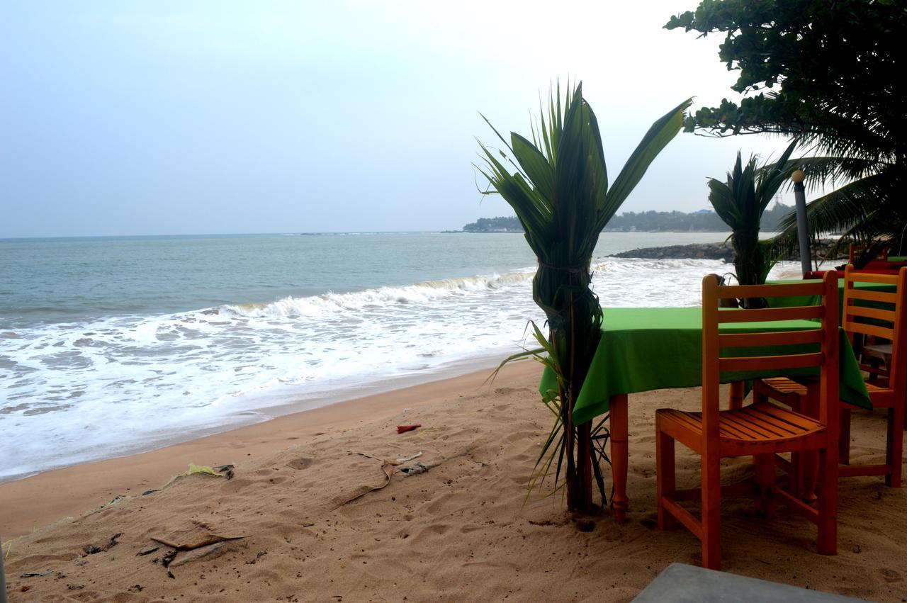 Dilena Beach Inn Tangalle Bagian luar foto